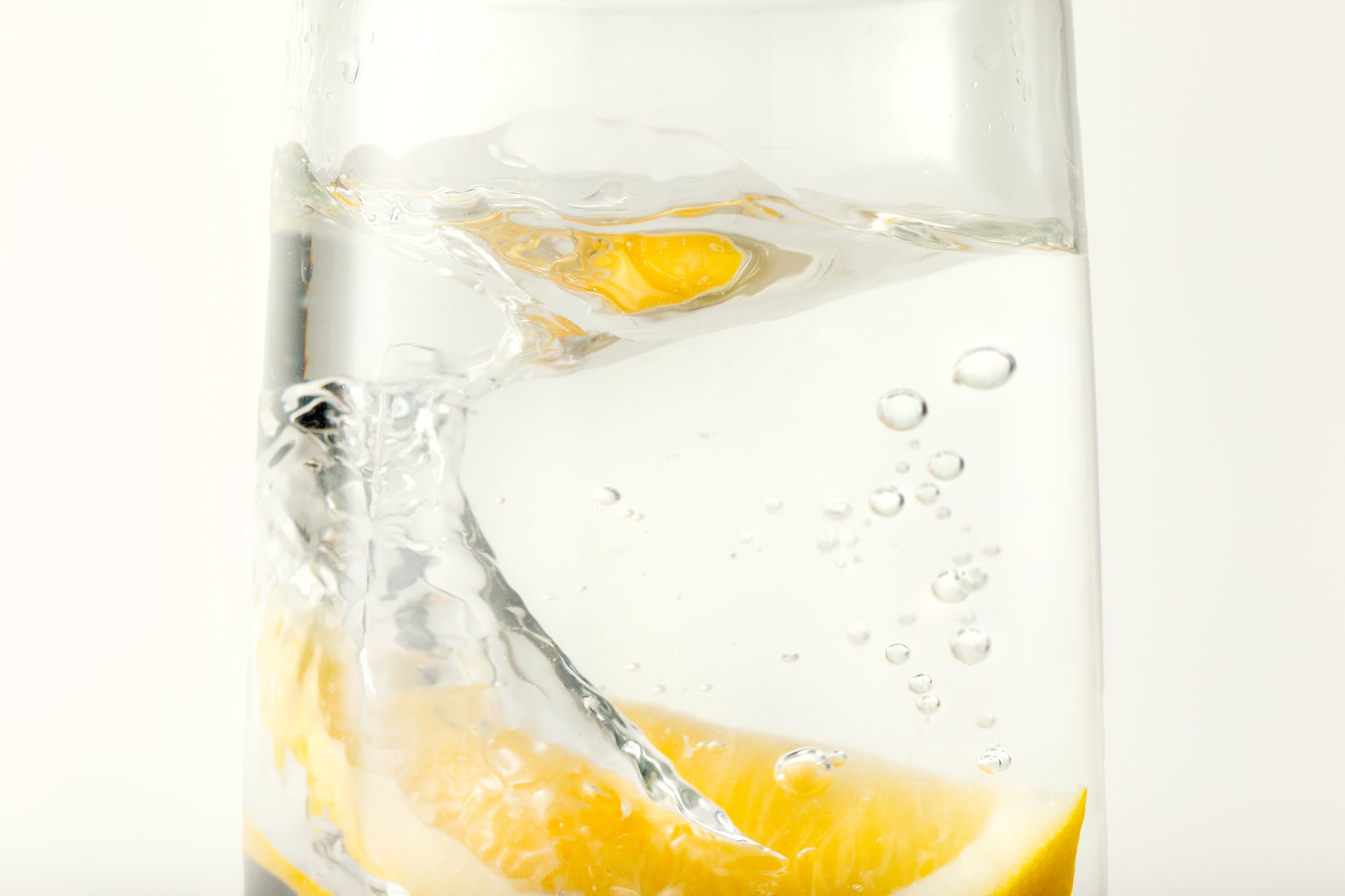 Close-up of One Tree mineral water with a lemon slice, highlighting freshness and clarity.